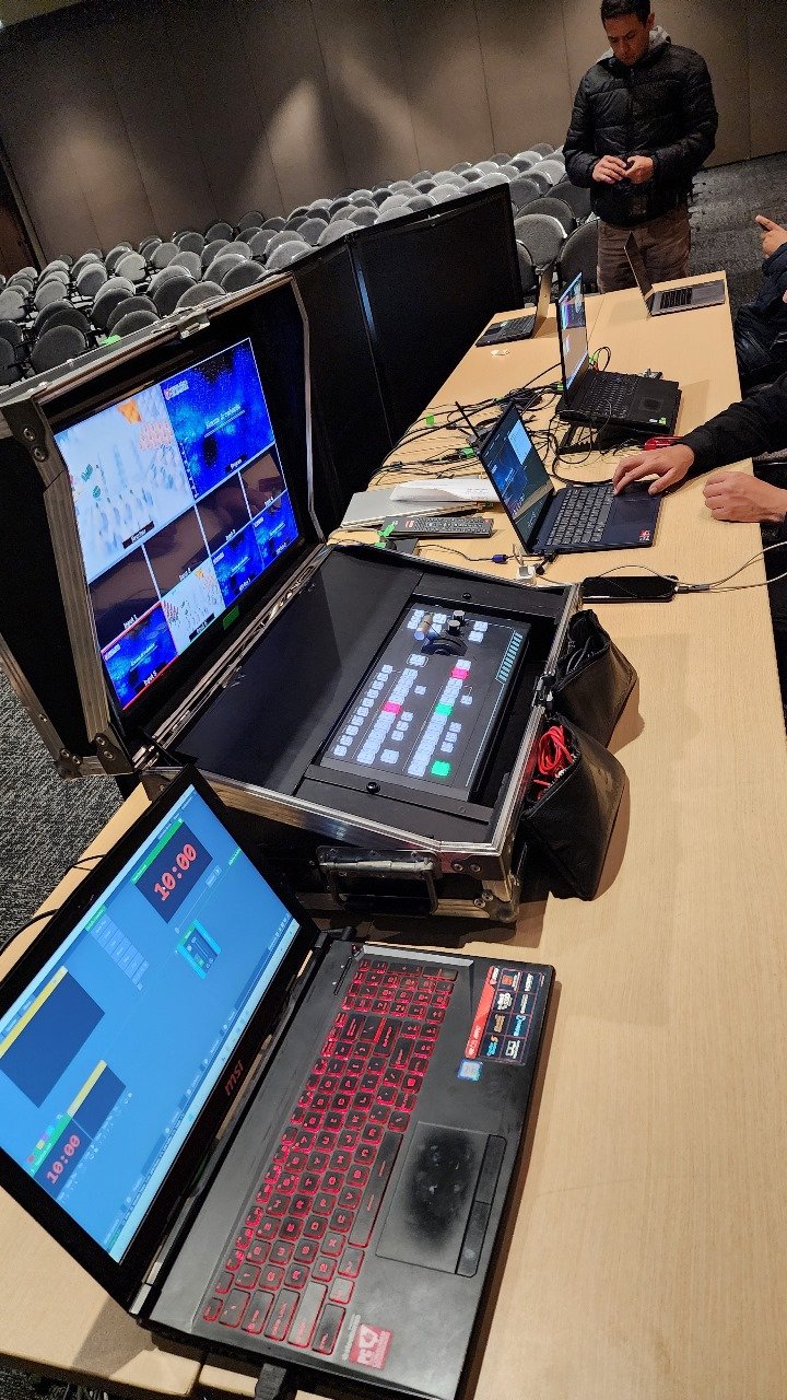 Cámara profesional en montaje de streaming para conferencias